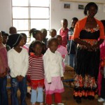 Celebrations began with Mrs. Farakeza and the Shalom-Pre School children. | Die Feier begann mit Mrs. Farakeza und den Kindern des Shalom-Kindergartens.