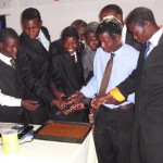 The traditional cutting of the carrot cake… | Das traditionelle Anschneiden des Karottenkuchens…